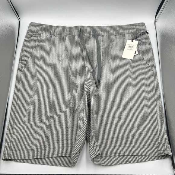 NWT Sperry Men's 9" Inseam Seersucker Grey Striped Drawstring Shorts - Picture 1 of 9